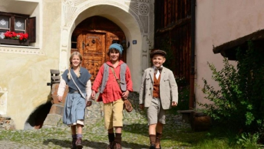 GR_Schellen-Urlsi_Seraina, Uorsin und Roman.jpg Schellen-Ursli (NRP-Projekt von 2015 bis 2017)