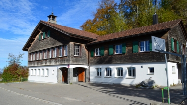 strahlegg_schulhaus_660x388.jpg Leben auf der Strahlegg